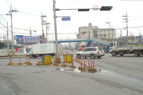 사고 현장. 사고 당시 피해차량은 사진과 같이 좌회전 신호를 받고 진행중이었고, 좌회전을 하자마자 교차로 북쪽에서 남쪽 방향으로 신호를 위반하고 직진해온 가해차량과 충돌해 1명이 사망하고 4명이 중상을 입었다. 